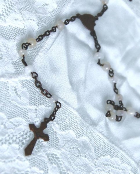 Halsband / radband med pärlor och kors