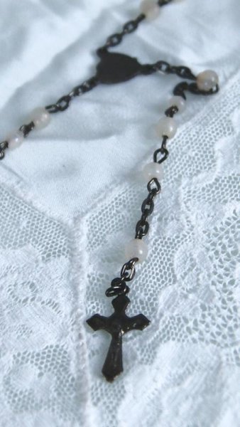 Halsband / radband med pärlor och kors