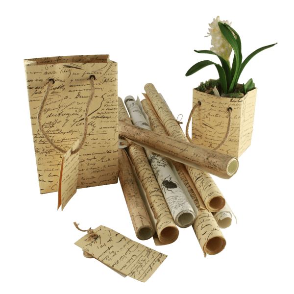 Handgjord papperspåse i gammeldags papper dekorerad med noter och skrift. Med handtag i snöre och med ett litet kort på sidan at