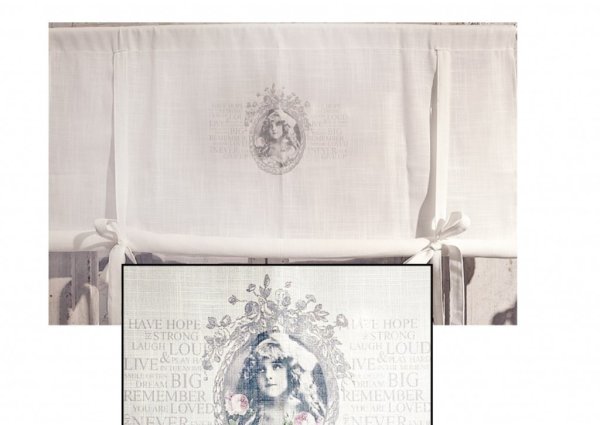 Vacker gardin i modell hissgardin med knyt. Vit med gammeldags romantiskt motiv med bla rosa rosor och text. Mäter 100*90cm