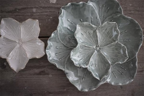 Blomformade fat / tallrikar i vackra nyanser