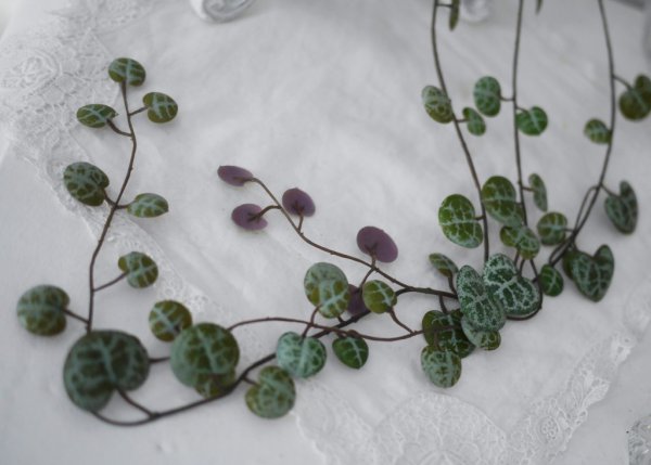 Ceropegia kvist/ bukett hjärtan på tråd kvist/bukett i fyllig fler grenad modell att dekorera med. Konstgjord välarbetad i verkl