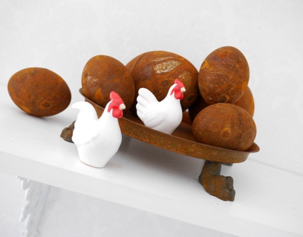 Handgjorda svensktillverkade rostiga ägg i järn att dekorera med utomhus som inomhus. Finns i två storlekar