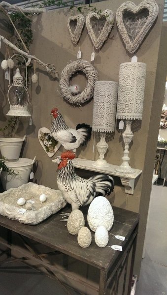 Vacker lampa / ljuslykta i högre modell med cylinderformad skärm. Skärmen har ett orientalisk inspirerat mönster runt om och en