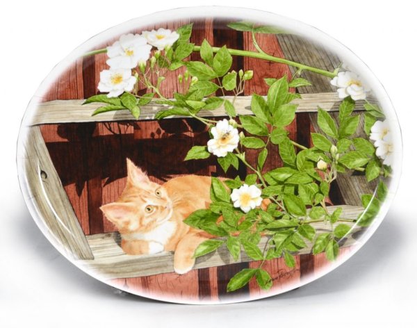 Vacker designad bricka med en katt som ligger på en stege omgiven av rosor Honungsroskatt. I oval modell Svensk tillverkad och d