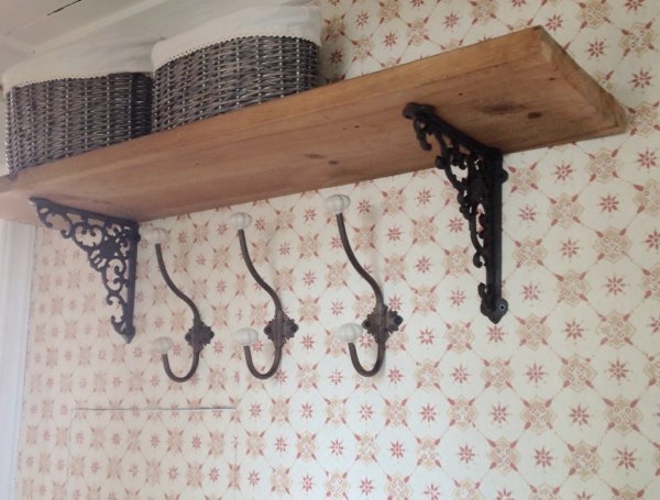 Konsol till tex hylla i smide mörk antik brun med detaljrikt utformning. Passar lika bra inne som ute. Höjd: ca 19,5 cm Dju