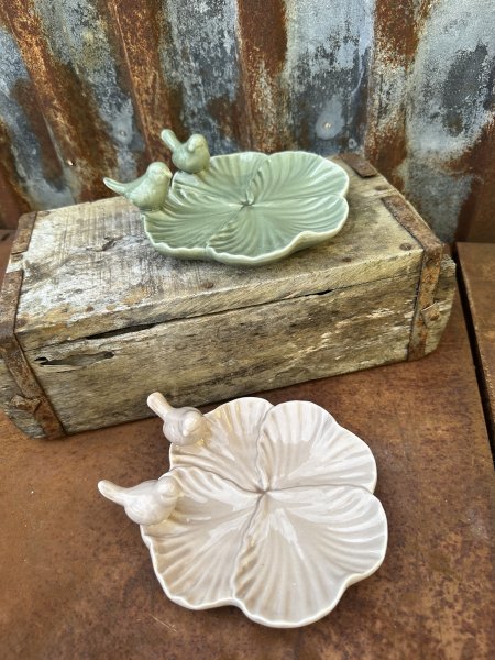 Vacker fat blomma i porslin med fåglar på kanten