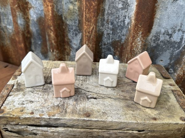 Små pastell färgade hus i porslin