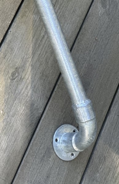 Stång större i ruffig industri stil till handdukar och förvaring 