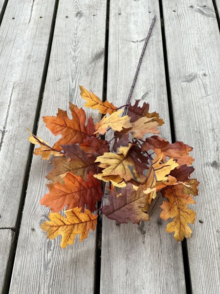 Höstkvis med löv i mixande nyanser