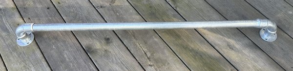 Stång större i ruffig industri stil till handdukar och förvaring 