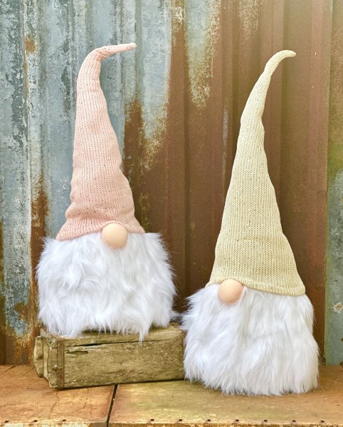 Stor tomte med vitt skägg och luva