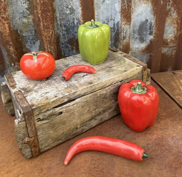 Grönsaker i porslin paprika chili och tomat