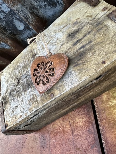 Rostigt dekorerat hjärta att hänga