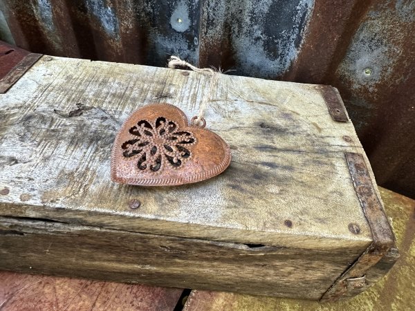 Rostigt dekorerat hjärta att hänga