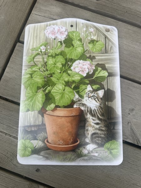Skärbräda med katt "Pelargoniakatt" av Lena Petersson