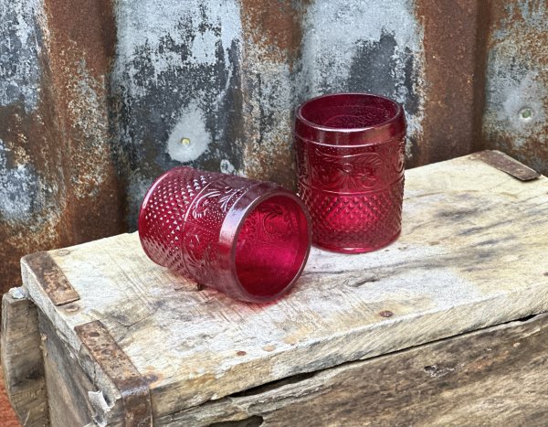 Röd ljuslykta med mönster