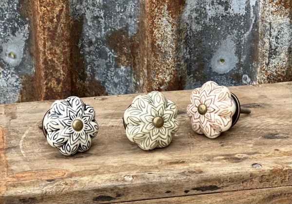 Handmålad indisk keramik knopp 