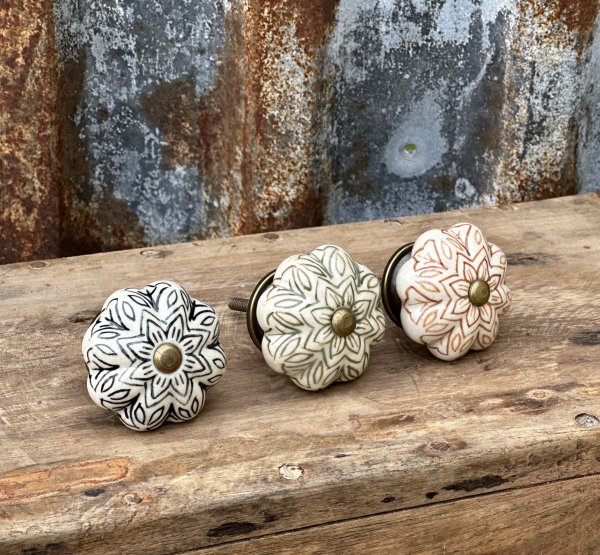 Handmålad indisk keramik knopp 