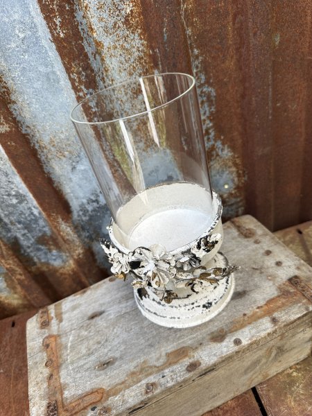 Vacker antik ljusstake på fot med cylinder glas