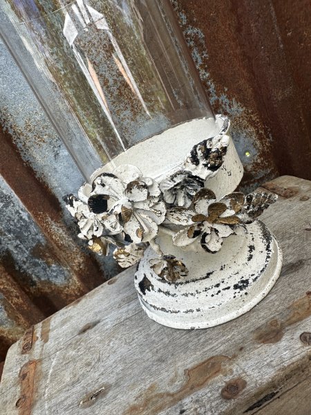 Vacker antik ljusstake på fot med cylinder glas