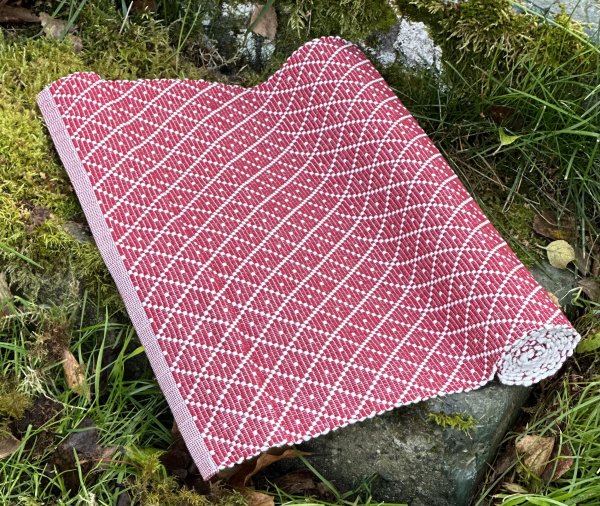 Längre löpare Ella i rött och vitt med mönster 