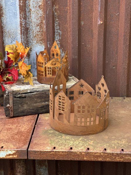 Hus kruka ljuslykta i rost