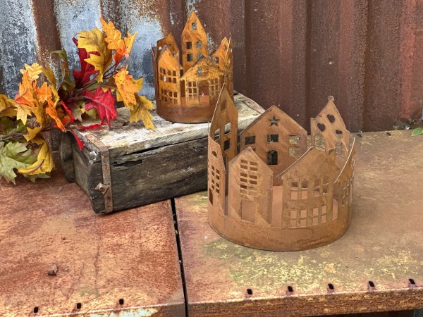 Hus kruka ljuslykta i rost