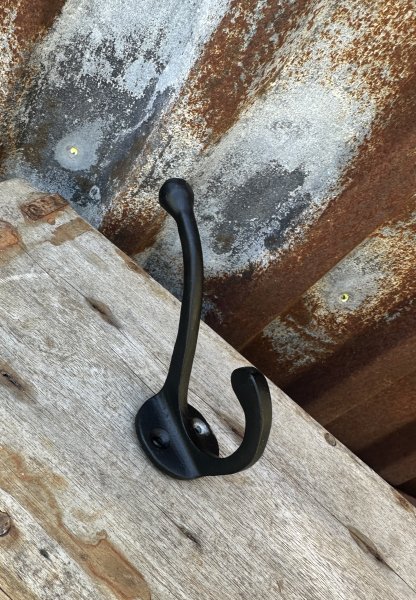 Svart krok med dubbla krokar
