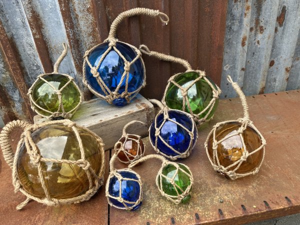 Färgat gammeldags glas flöte / boll i nät