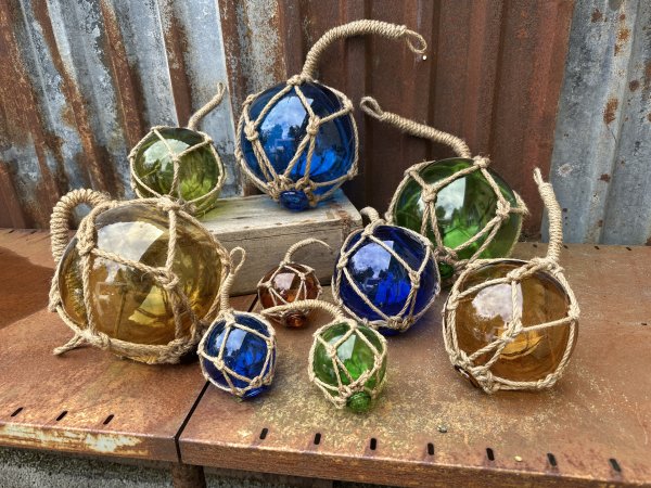Färgat gammeldags glas flöte / boll i nät