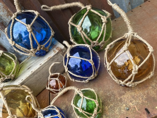 Färgat gammeldags glas flöte / boll i nät