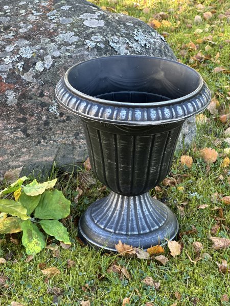 Klassisk urna / kruka på fot 