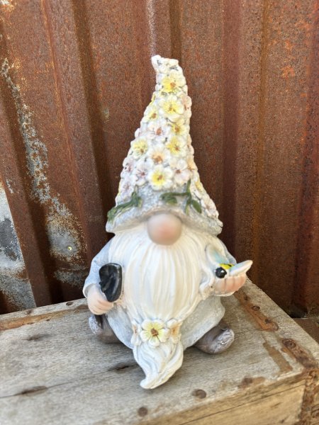 Trädgårdstomte med fjäril och blomster luva