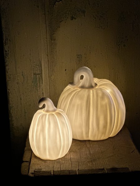 Vit pumpa med belysning i porslin 