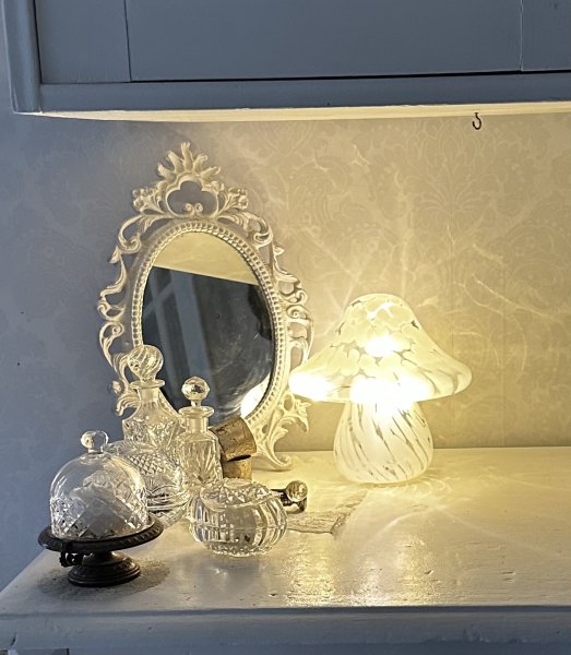 Svamp lampa i glas med vackert mönster