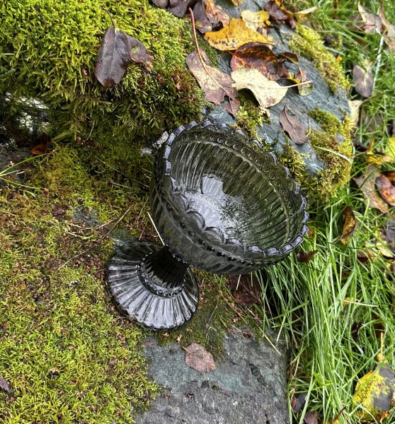 Svart / Grå skål i glas på fot