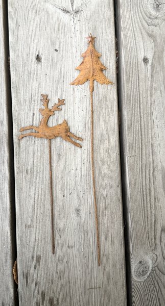 Rost stick gran och ren att dekorera med 