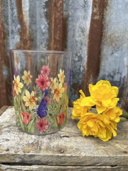 Vacker ljuslykta med vår blommor 