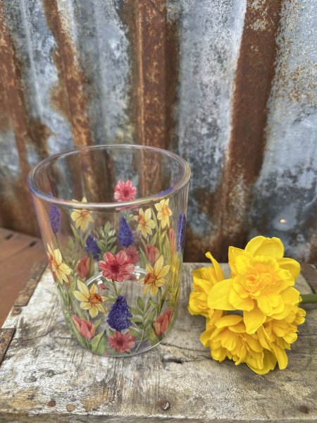 Vacker ljuslykta med vår blommor 