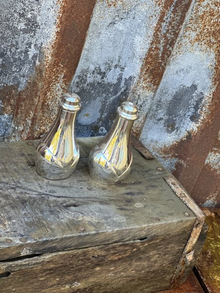 Behållare för salt och peppar i blank silver 