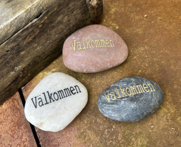 Sten med text Välkommen 