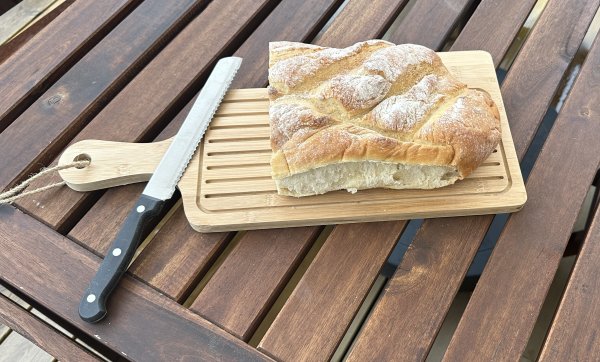 Skärbräda i bambu med brödkniv