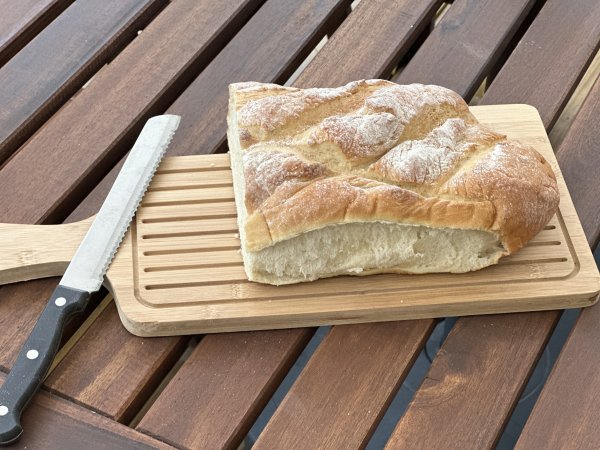 Skärbräda i bambu med brödkniv