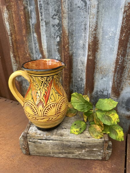 Spansk handgjord gul kanna med vackert mönster