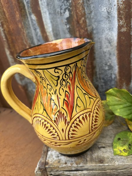 Spansk handgjord gul kanna med vackert mönster