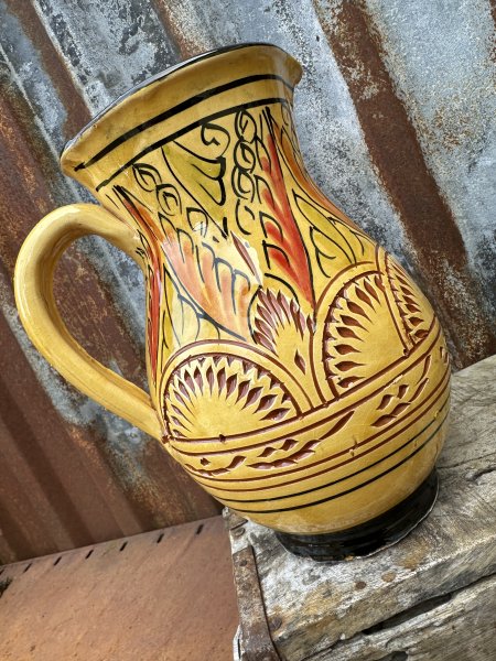 Spansk handgjord gul kanna med vackert mönster