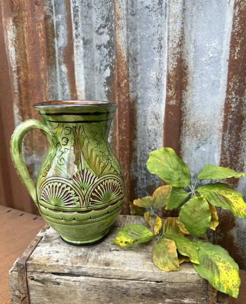 Spansk handgjord grön kanna med vackert mönster