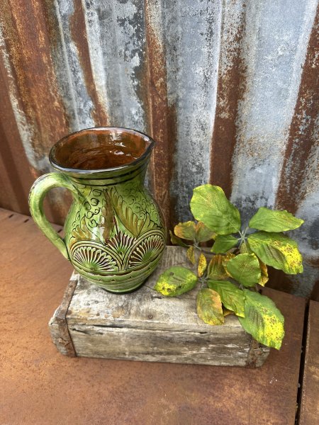 Spansk handgjord grön kanna med vackert mönster