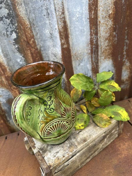 Spansk handgjord grön kanna med vackert mönster